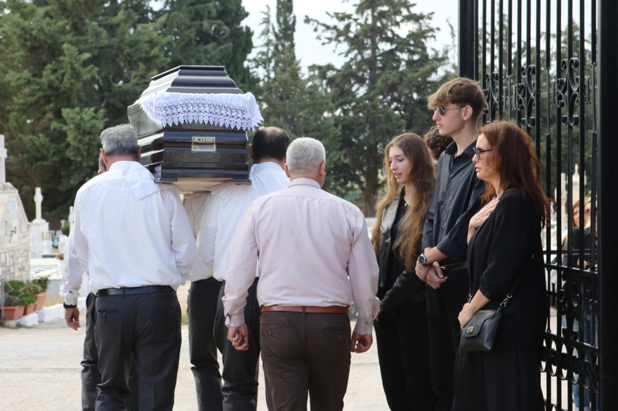 Αίας Μανθόπουλος: Συντετριμμένοι φίλοι και συγγενείς στην κηδεία του