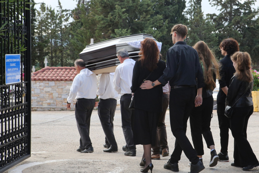 Αίας Μανθόπουλος: Συντετριμμένοι φίλοι και συγγενείς στην κηδεία του