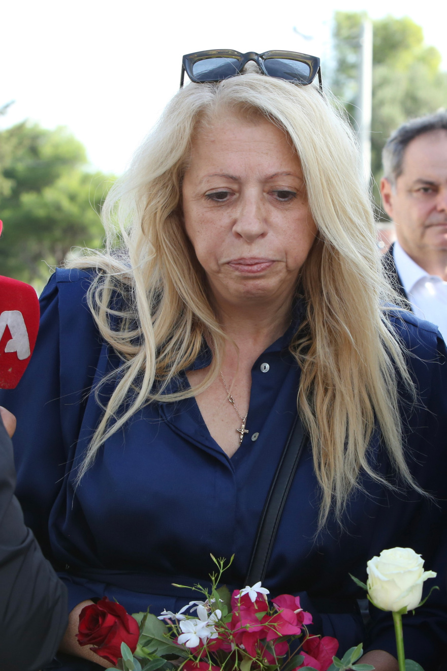 Αίας Μανθόπουλος: Συντετριμμένοι φίλοι και συγγενείς στην κηδεία του