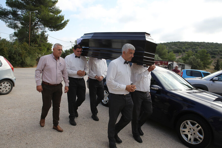 Αίας Μανθόπουλος: Συντετριμμένοι φίλοι και συγγενείς στην κηδεία του