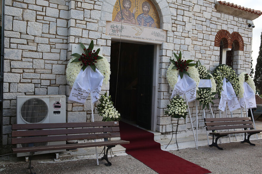 Αίας Μανθόπουλος: Συντετριμμένοι φίλοι και συγγενείς στην κηδεία του