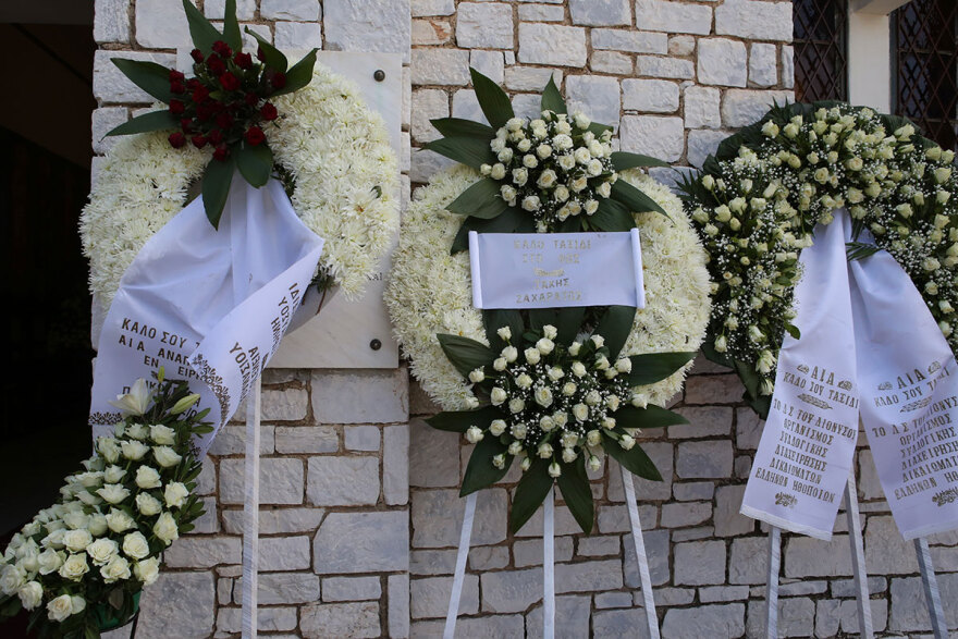 Αίας Μανθόπουλος: Συντετριμμένοι φίλοι και συγγενείς στην κηδεία του