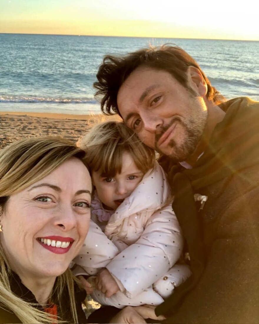 Ιταλία: Ποιος είναι ο Αντρέα Τζιαμπρούνο που ερωτεύτηκε «με την πρώτη ματιά» η Μελόνι