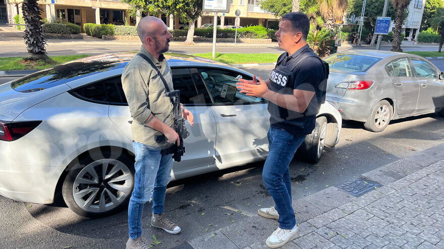 Το protothema.gr στο Τελ Αβίβ: Πολίτες σπεύδουν μαζικά στα οπλοπωλεία για αγορά όπλων