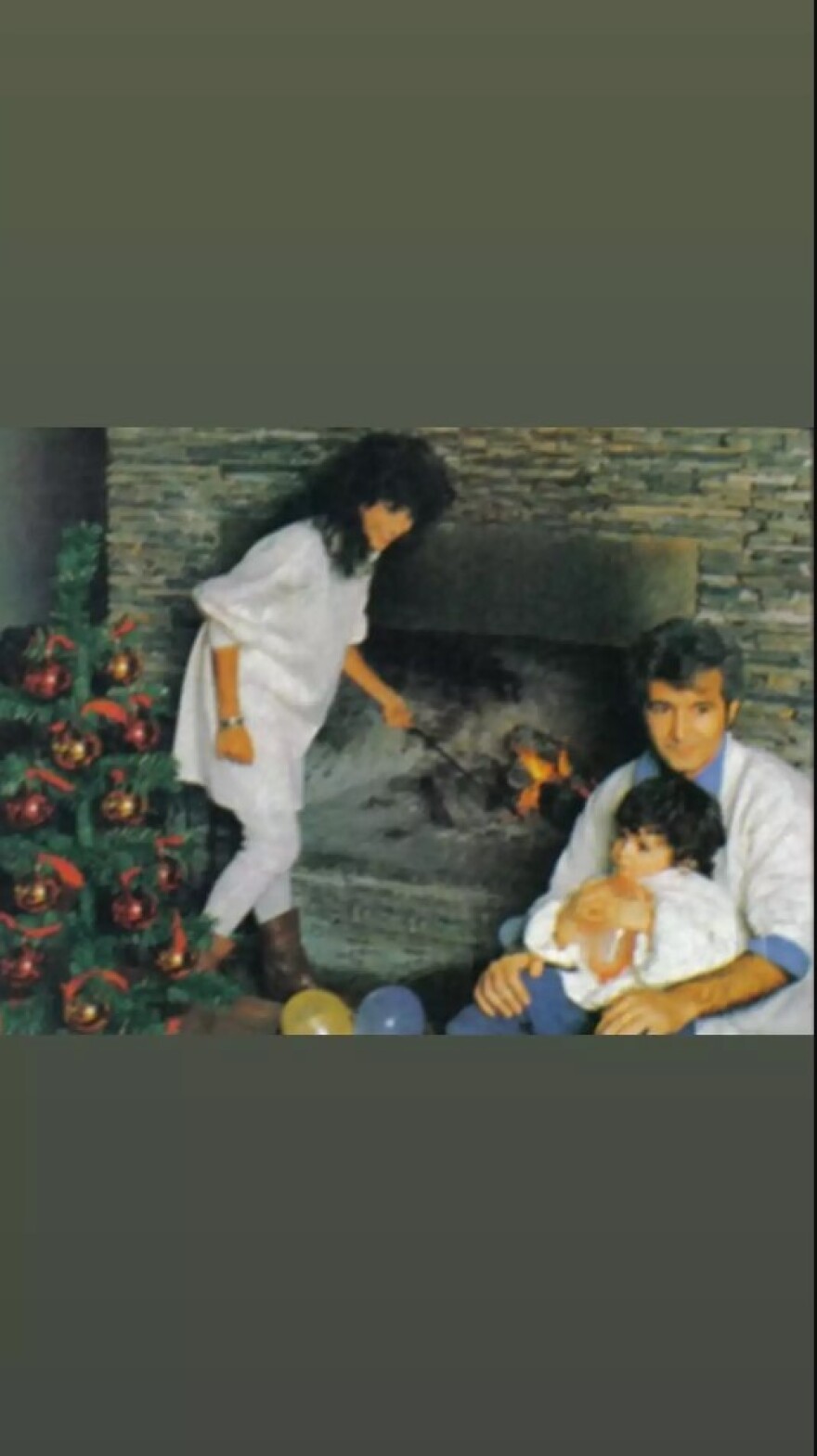 Σοφία Καρβέλα: Οι σπάνιες φωτογραφίες με την Άννα Βίσση και τον Νίκο Καρβέλα από την παιδική της ηλικία