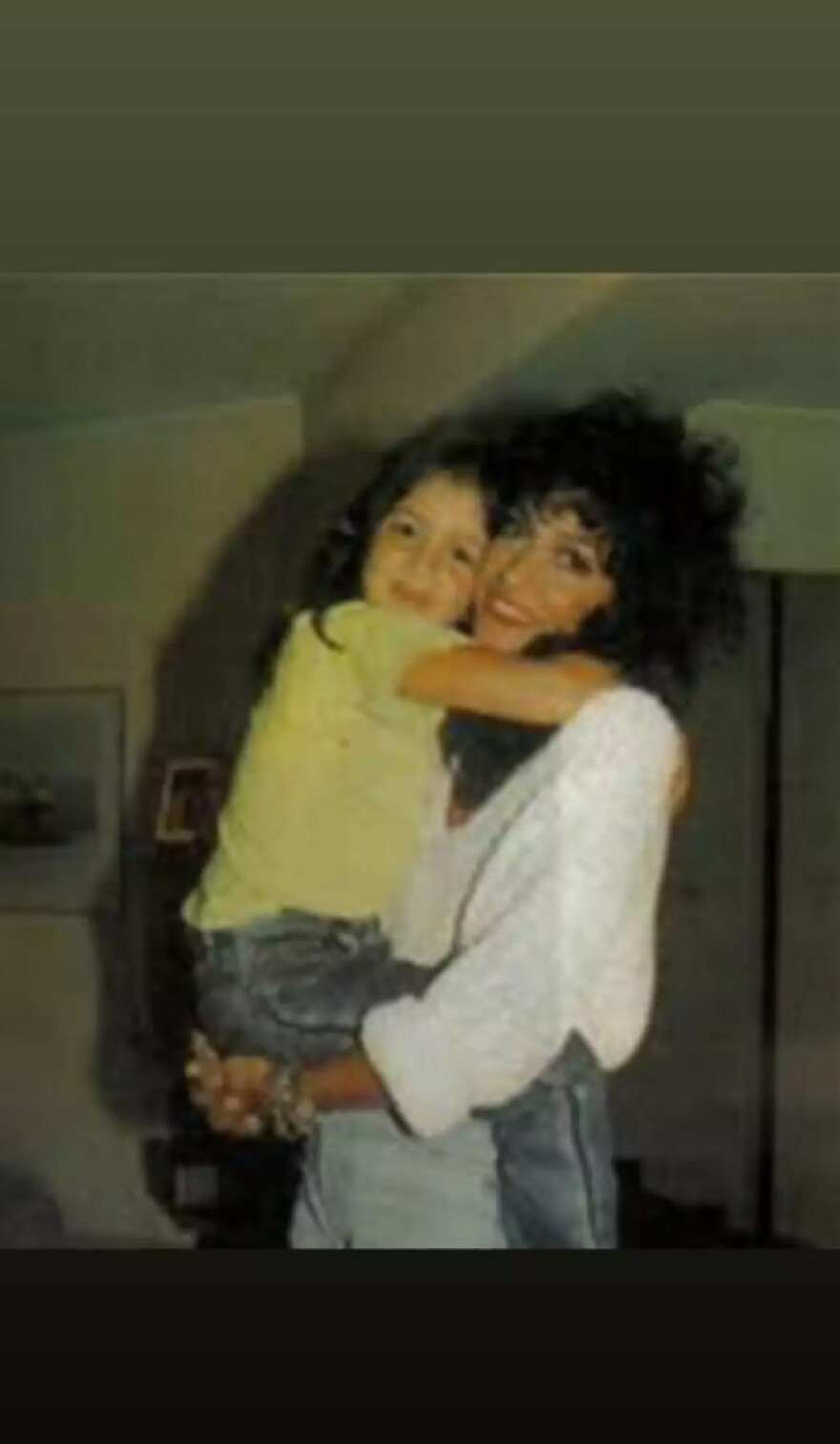 Σοφία Καρβέλα: Οι σπάνιες φωτογραφίες με την Άννα Βίσση και τον Νίκο Καρβέλα από την παιδική της ηλικία