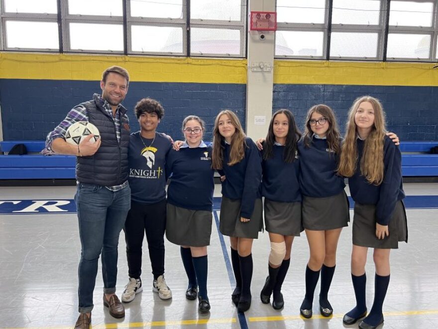 Στέφανος Κασσελάκης: Οι πρώτες εικόνες με τη βέρα στο δεξί σε επίσκεψη σε σχολείο στη Νέα Υόρκη