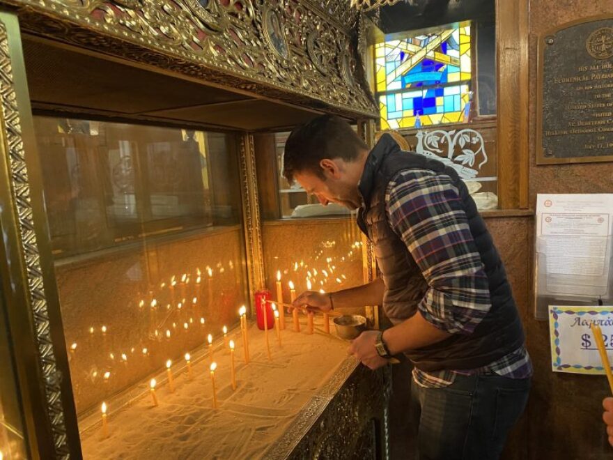 Στέφανος Κασσελάκης: Οι πρώτες εικόνες με τη βέρα στο δεξί σε επίσκεψη σε σχολείο στη Νέα Υόρκη
