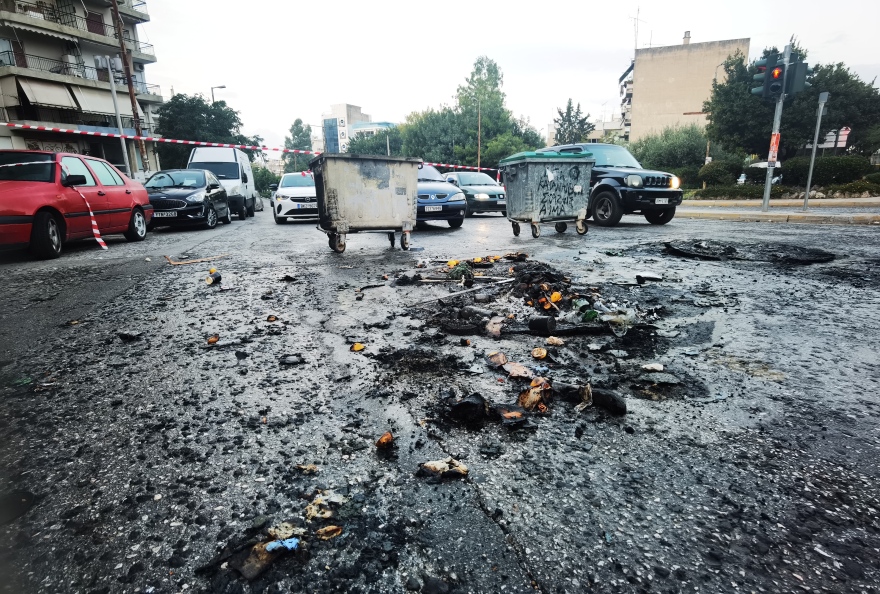 Ζωγράφου: Γης μαδιάμ τα έκαναν οι κουκουλοφόροι στην Πανεπιστημιούπολη - Ένας τραυματίας αστυνομικός και 4 καμένα οχήματα από τα επεισόδια