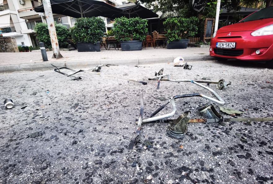 Ζωγράφου: Γης μαδιάμ τα έκαναν οι κουκουλοφόροι στην Πανεπιστημιούπολη - Ένας τραυματίας αστυνομικός και 4 καμένα οχήματα από τα επεισόδια