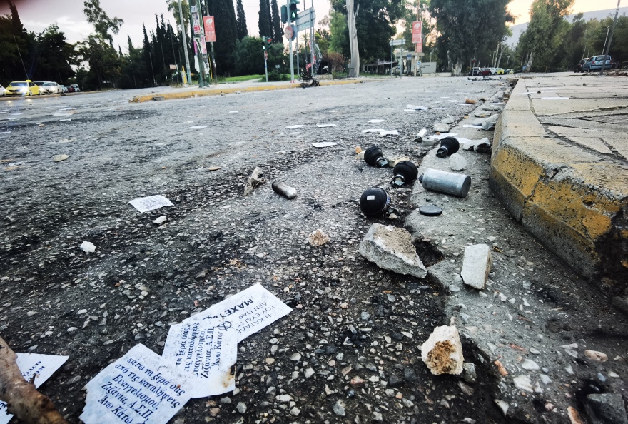 Ζωγράφου: Γης μαδιάμ τα έκαναν οι κουκουλοφόροι στην Πανεπιστημιούπολη - Ένας τραυματίας αστυνομικός και 4 καμένα οχήματα από τα επεισόδια