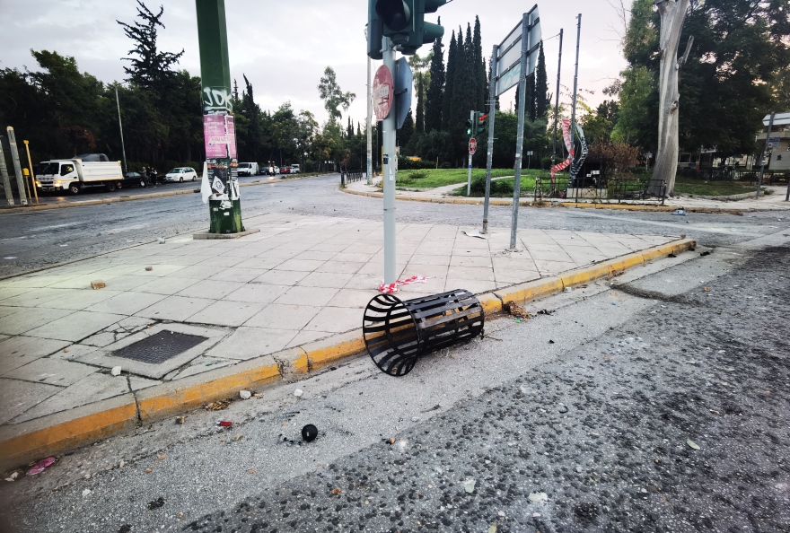 Ζωγράφου: Γης μαδιάμ τα έκαναν οι κουκουλοφόροι στην Πανεπιστημιούπολη - Ένας τραυματίας αστυνομικός και 4 καμένα οχήματα από τα επεισόδια