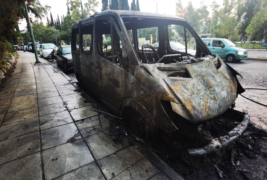 Ζωγράφου: Γης μαδιάμ τα έκαναν οι κουκουλοφόροι στην Πανεπιστημιούπολη - Ένας τραυματίας αστυνομικός και 4 καμένα οχήματα από τα επεισόδια