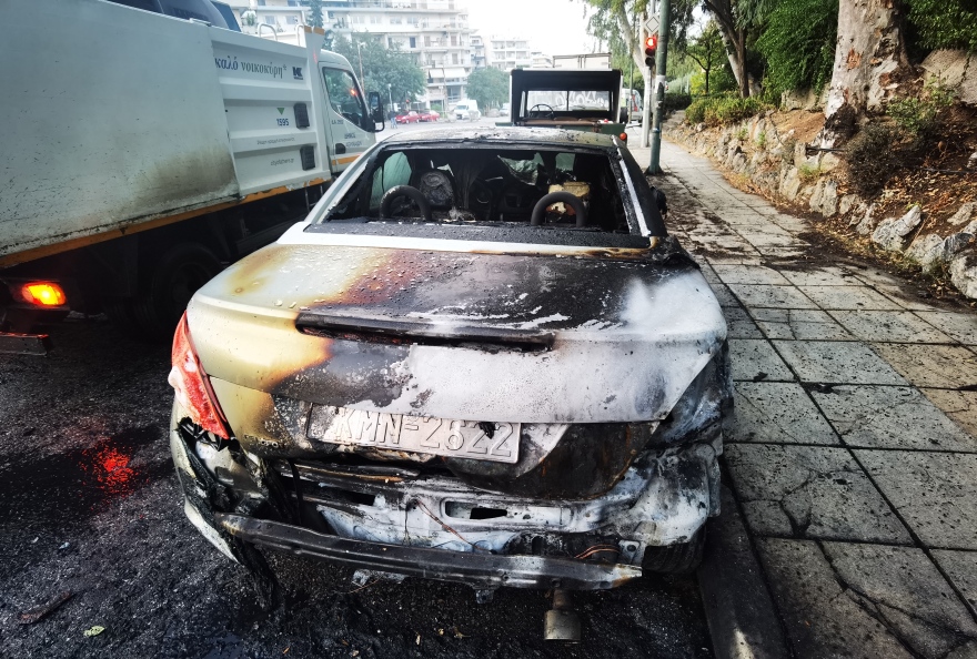 Ζωγράφου: Γης μαδιάμ τα έκαναν οι κουκουλοφόροι στην Πανεπιστημιούπολη - Ένας τραυματίας αστυνομικός και 4 καμένα οχήματα από τα επεισόδια