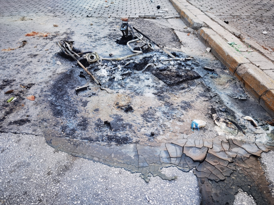 Ζωγράφου: Γης μαδιάμ τα έκαναν οι κουκουλοφόροι στην Πανεπιστημιούπολη - Ένας τραυματίας αστυνομικός και 4 καμένα οχήματα από τα επεισόδια