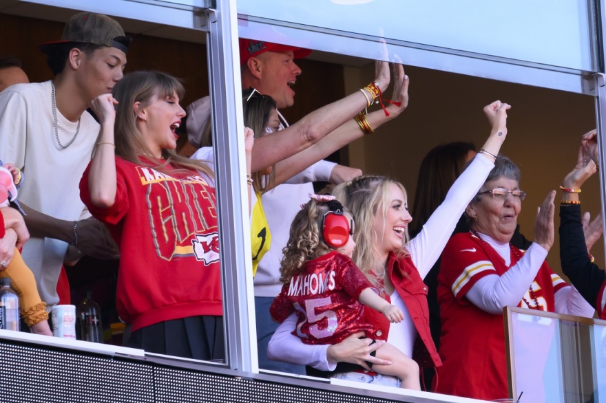 Τέιλορ Σουίφτ: Τρελά ερωτευμένη η τραγουδίστρια με τον Τράβις Κέλσι - Δεν σταματά να πανηγυρίζει στους αγώνες του