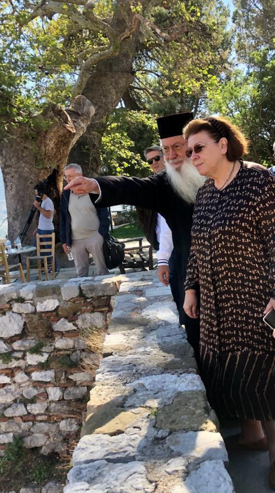 Λίνα Μενδώνη: Πραγματοποίησε αυτοψία στη Μονή Οσίου Λουκά Βοιωτίας 