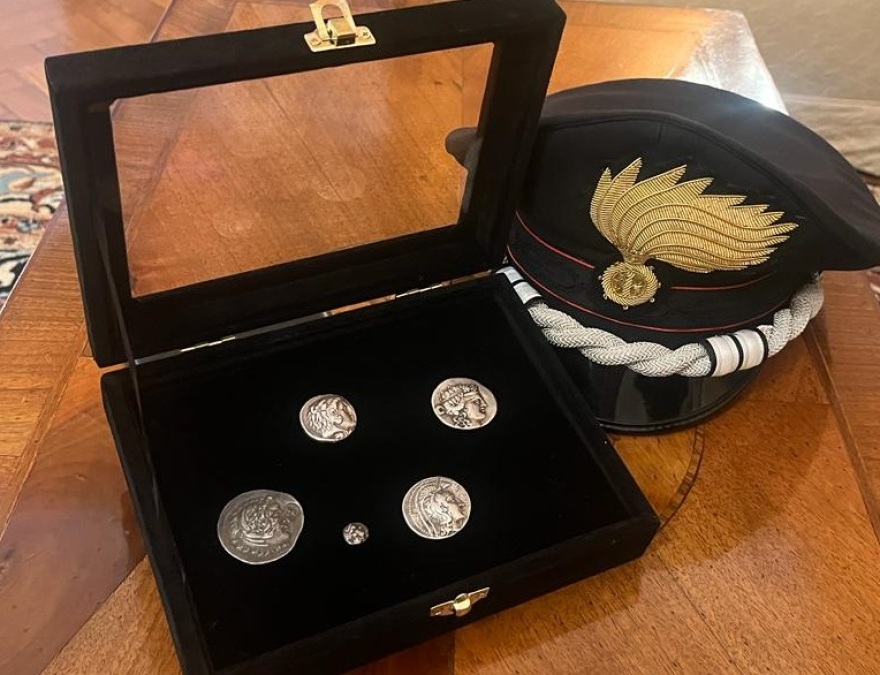 Πέντε αρχαιοελληνικά νομίσματα που είχαν τεθεί προς πώληση στο διαδίκτυο, επέστρεψε η Ιταλία στην Ελλάδα