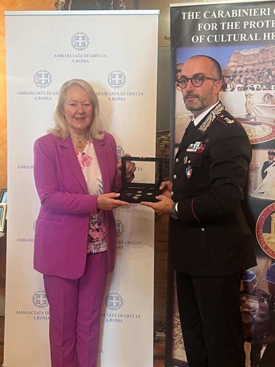 Πέντε αρχαιοελληνικά νομίσματα που είχαν τεθεί προς πώληση στο διαδίκτυο, επέστρεψε η Ιταλία στην Ελλάδα