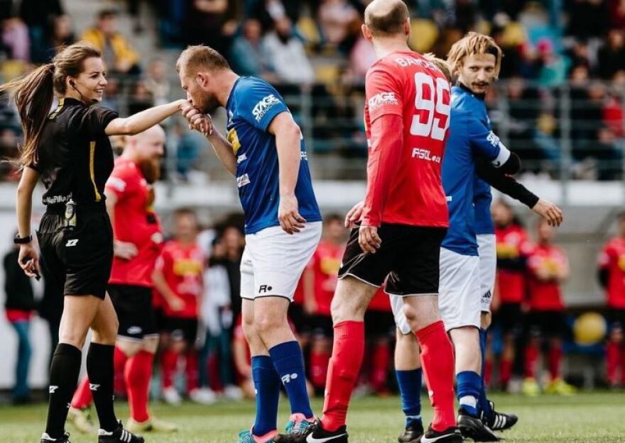 Στεφάνσκι: Ο διαιτητής του Μαρσέιγ - ΑΕΚ είναι ζευγάρι με την πιο σέξι ρέφερι στον κόσμο και λατρεύουν την Ελλάδα 