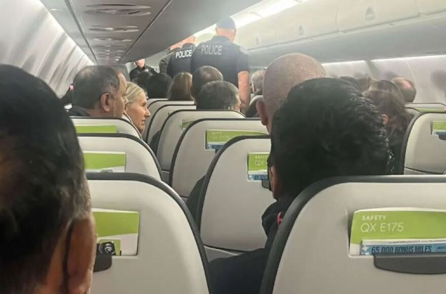 Alaska Airlines: Ποιος είναι ο πιλότος που προσπάθησε να ρίξει το αεροσκάφος - «Κατέρρευσε ψυχικά»