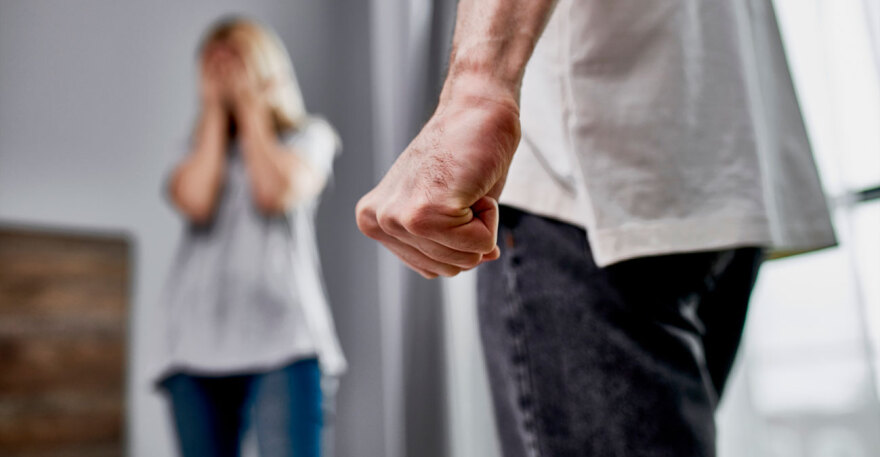 Χτύπησε με κράνος τη φοιτήτρια σύζυγό του στο κεφάλι, γιατί πίστευε ότι έχει σχέση με καθηγητή της