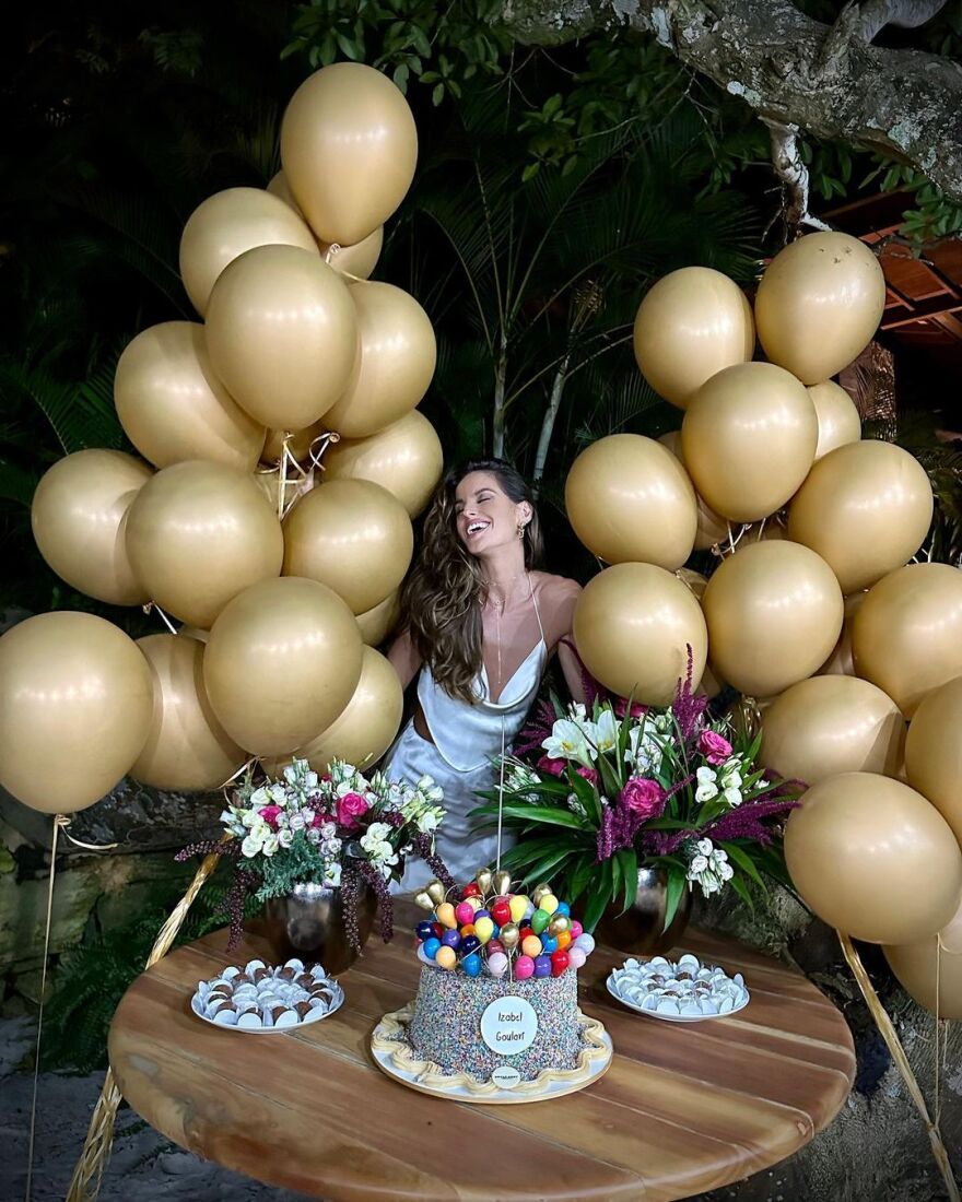 Ιζαμπέλ Γκουλάρτ: Ποζάρει σαν γοργόνα στα βράχια - Δείτε φωτογραφίες