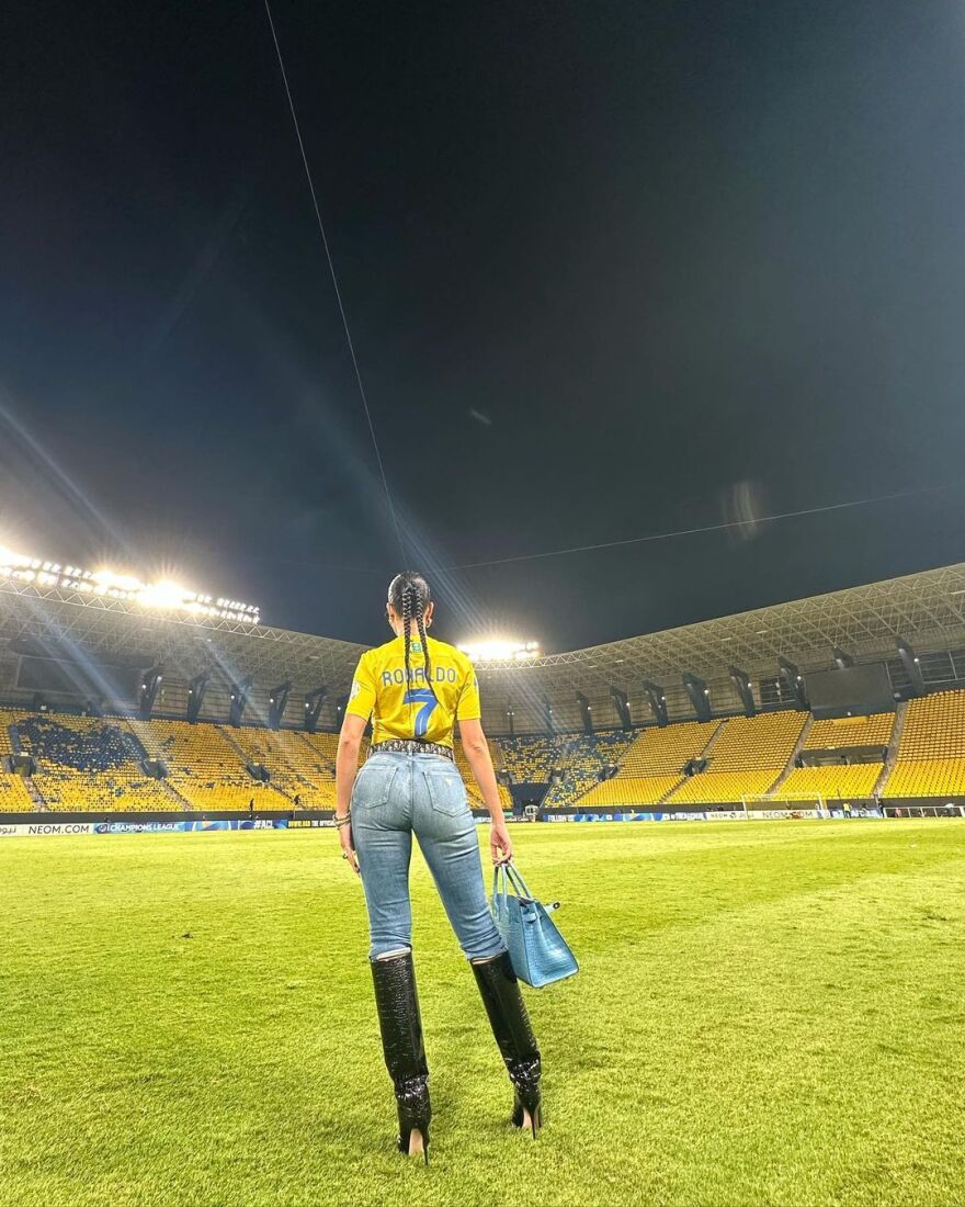 Τζορτζίνα Ροντρίγκεζ: Πήγε με ψηλοτάκουνες μπότες στο γήπεδο και την κοροϊδεύουν στο Instagram