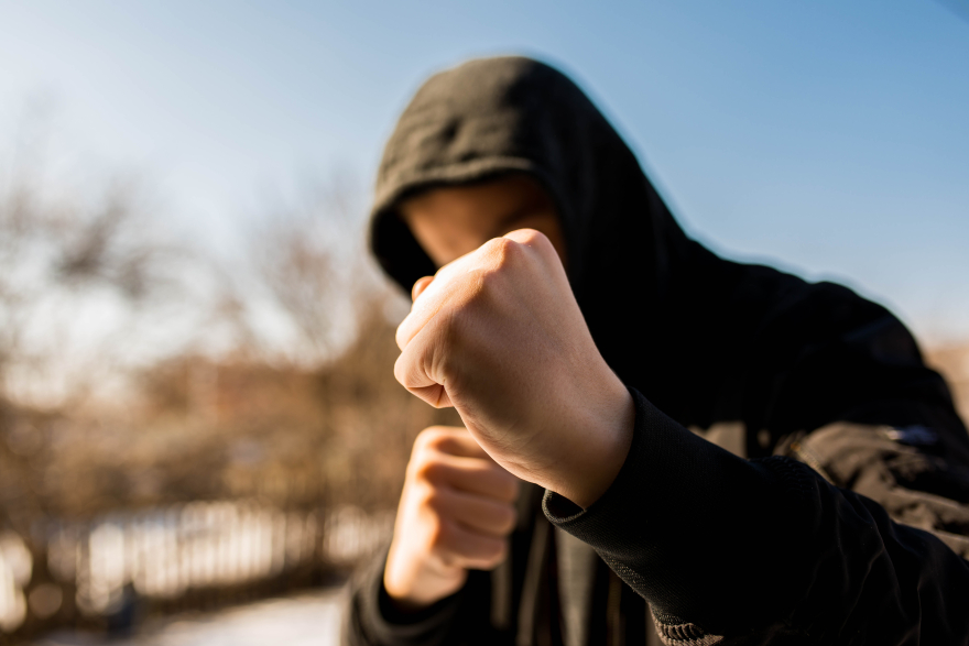 Χούλιγκαν... νέας κοπής: Η «Generation Z» δίνει ραντεβού στις αλάνες των σούπερ μάρκετ και «φανατίζεται» στο TikTok για την καλύτερη αλυσίδα