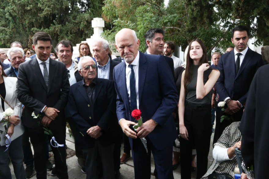 Φώφη Γεννηματά: Όλο το ΠΑΣΟΚ στο Α' Νεκτροταφείο για τα 2 χρόνια από τον θάνατό της