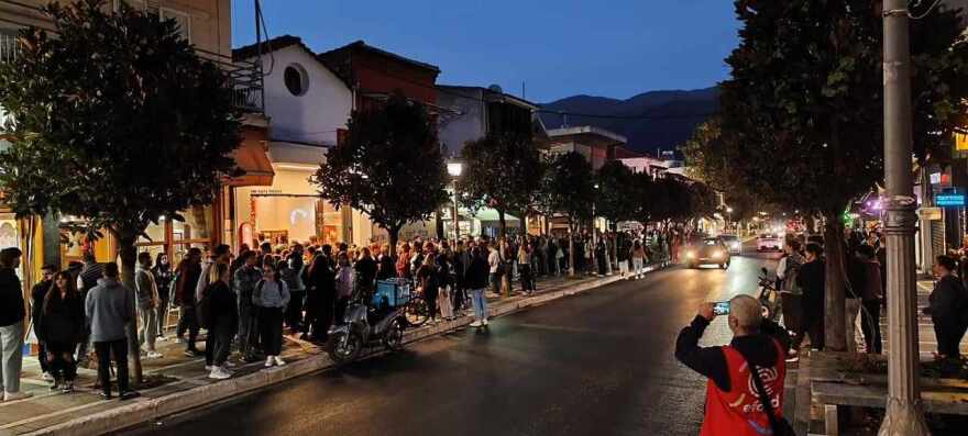Ουρές έξω από σπαγγετερία στην Πανόρμου για μια μερίδα δωρεάν μακαρόνια - Δείτε βίντεο και φωτογραφίες