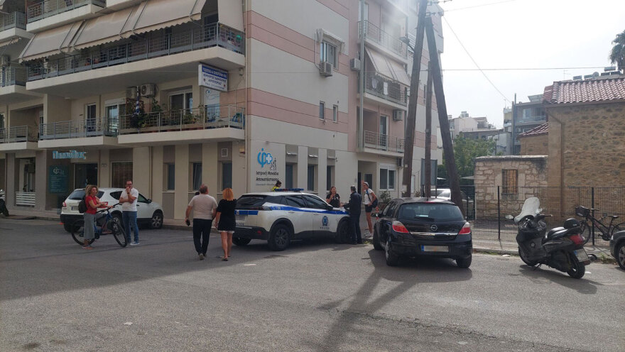 Καλαμάτα: «Τίναζε ένα χαλί προτού βρεθεί στο κενό» λένε μάρτυρες - Φωτογραφίες από το σημείο που έπεσε η 43χρονη μητέρα