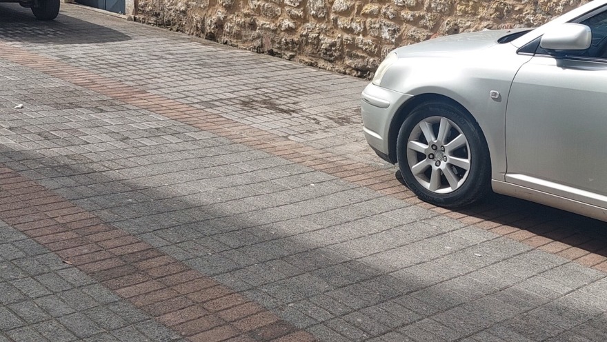 Καλαμάτα: «Τίναζε ένα χαλί προτού βρεθεί στο κενό» λένε μάρτυρες - Φωτογραφίες από το σημείο που έπεσε η 43χρονη μητέρα