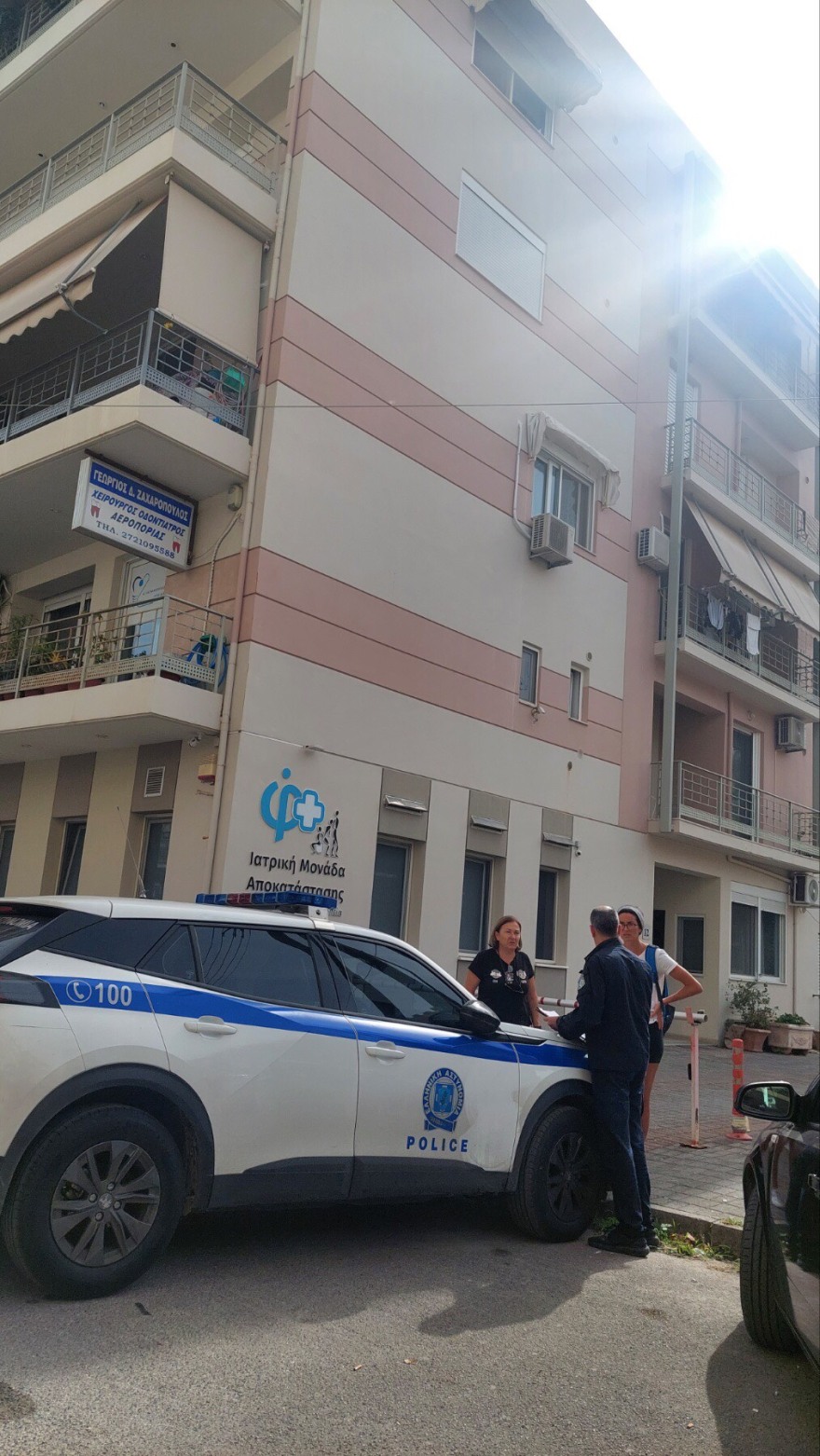 Καλαμάτα: «Τίναζε ένα χαλί προτού βρεθεί στο κενό» λένε μάρτυρες - Φωτογραφίες από το σημείο που έπεσε η 43χρονη μητέρα