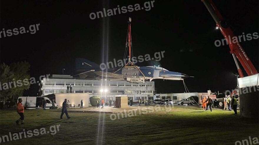 Ένα μαχητικό αεροσκάφος διασχίζει τους δρόμους της Λάρισας - Δείτε βίντεο και φωτογραφίες