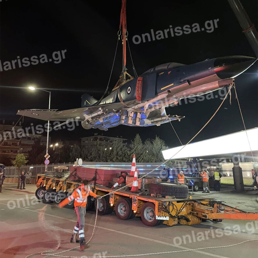 Ένα μαχητικό αεροσκάφος διασχίζει τους δρόμους της Λάρισας - Δείτε βίντεο και φωτογραφίες