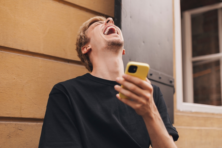 Ολοι οι τρόποι που φλερτάρει η νεότερη γενιά – Memes και Instagram κυριαρχούν