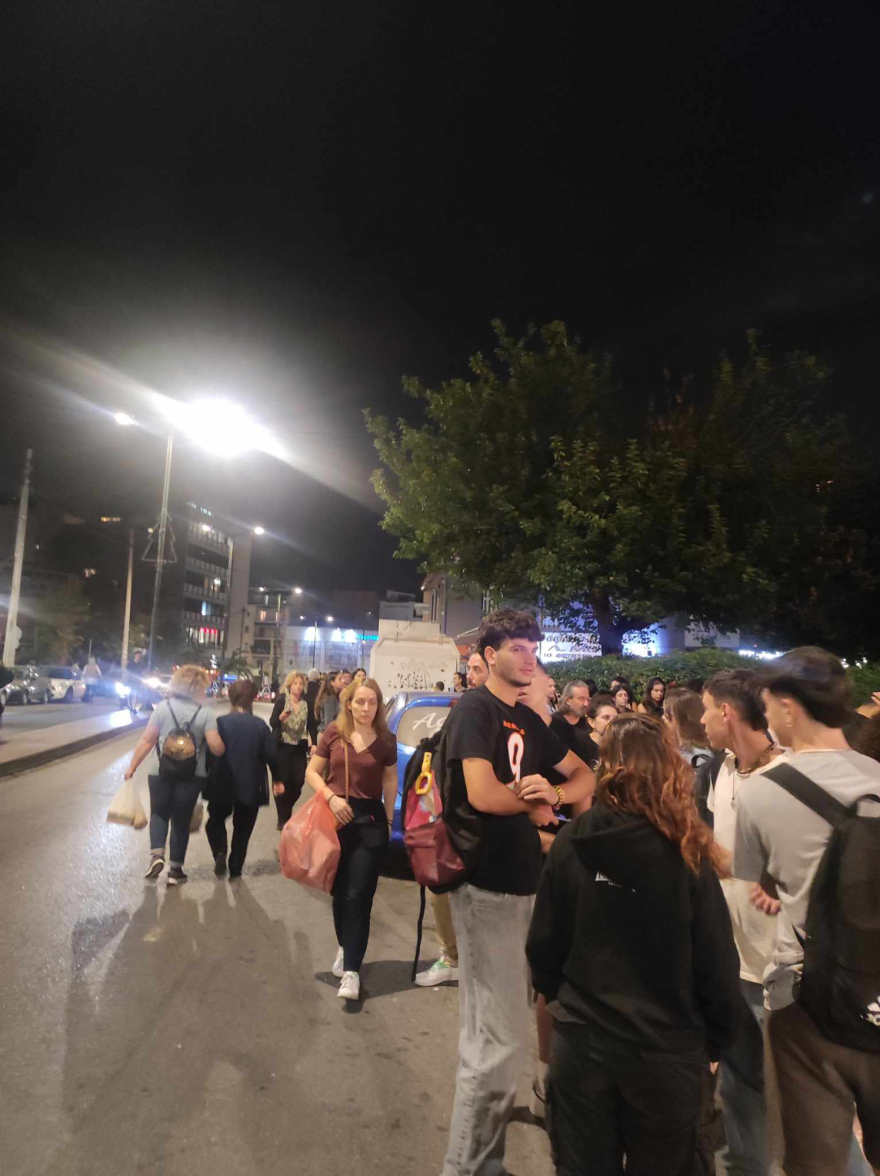 Ουρές έξω από σπαγγετερία στην Πανόρμου για μια μερίδα δωρεάν μακαρόνια - Δείτε βίντεο και φωτογραφίες