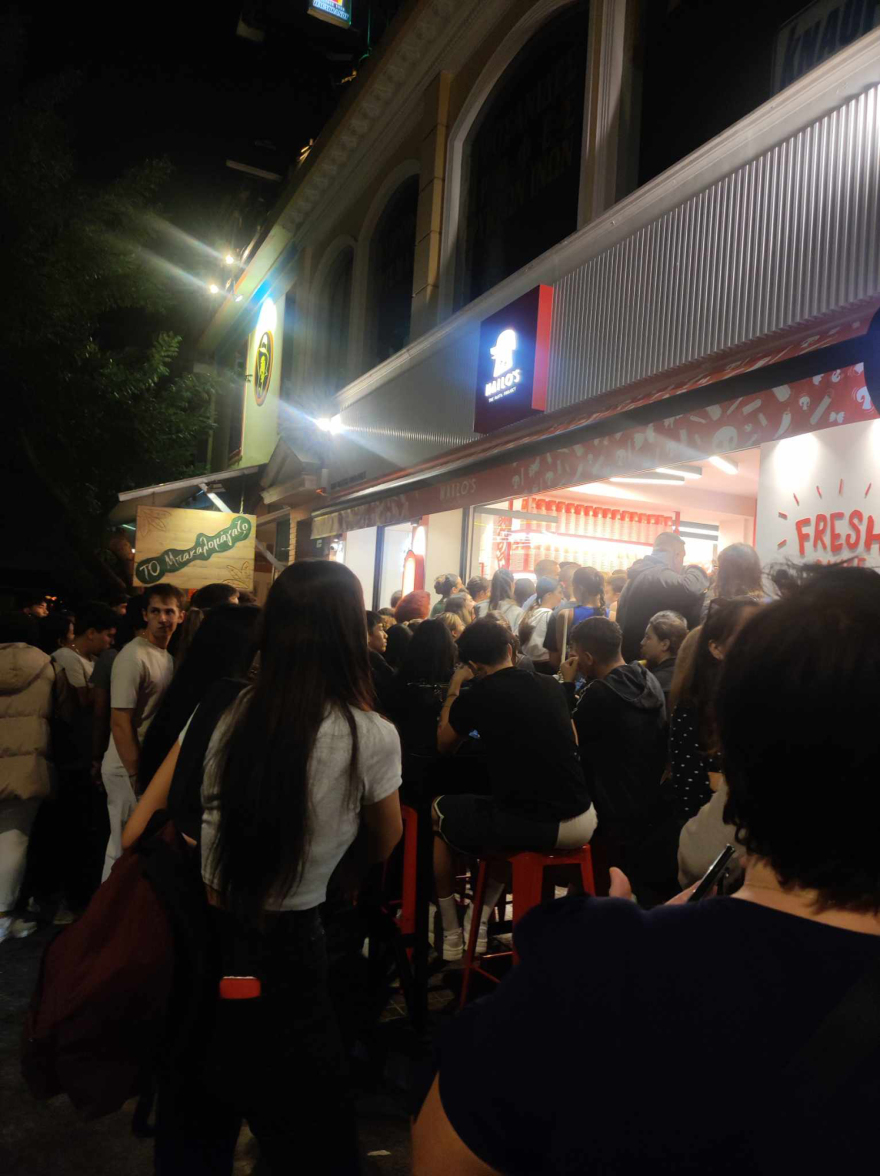 Ουρές έξω από σπαγγετερία στην Πανόρμου για μια μερίδα δωρεάν μακαρόνια - Δείτε βίντεο και φωτογραφίες