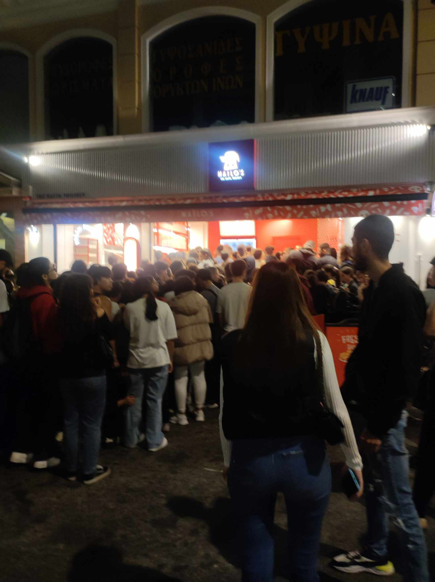 Ουρές έξω από σπαγγετερία στην Πανόρμου για μια μερίδα δωρεάν μακαρόνια - Δείτε βίντεο και φωτογραφίες