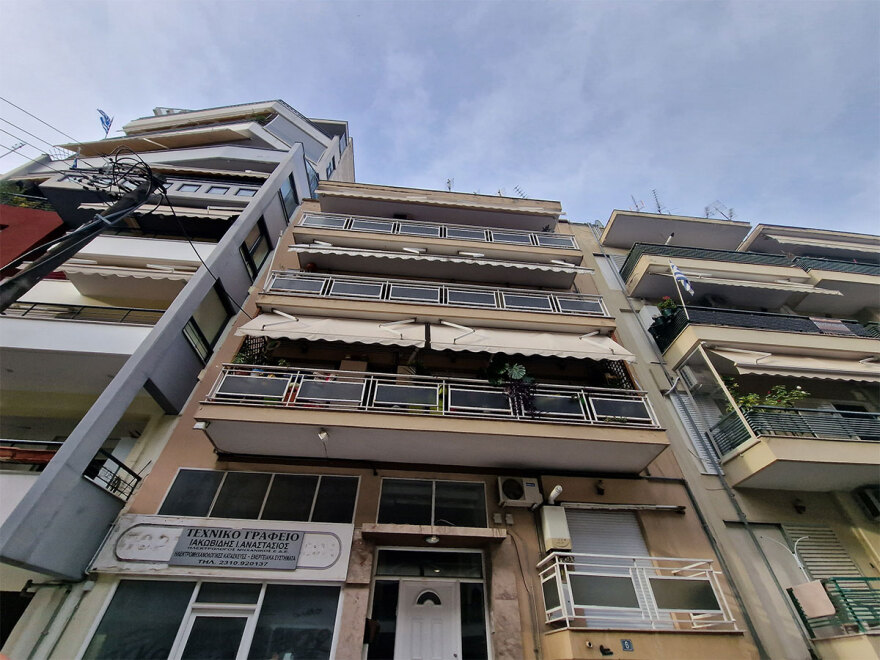 Θεσσαλονίκη: Ο αδερφός βρήκε νεκρή την 42χρονη - Με ψαροντούφεκο προσπάθησε να αυτοκτονήσει ο πατέρας της