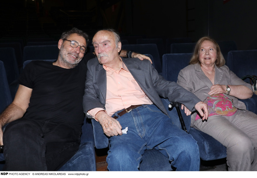 Ντίνος Καρύδης: Τα δύσκολα παιδικά χρόνια, οι συνεργασίες με Βουγιουκλάκη-Καρέζη και οι τελευταίες φωτογραφίες με την κόρη και τη σύζυγό του