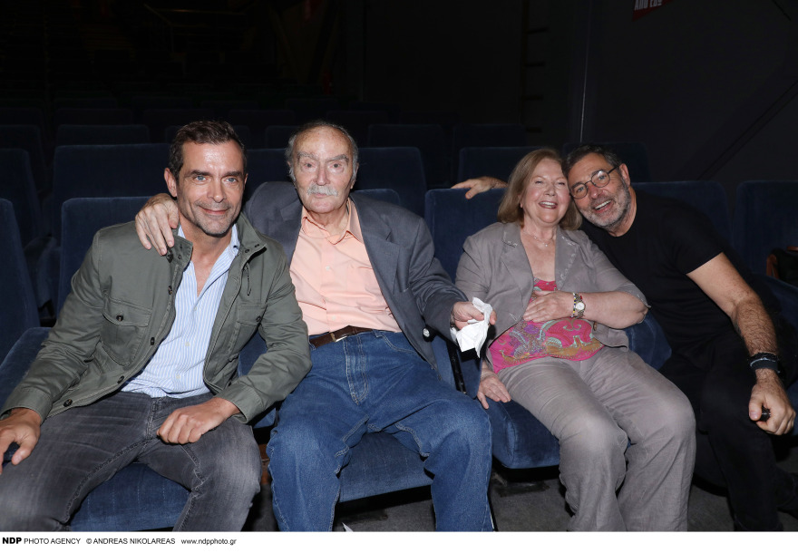 Ντίνος Καρύδης: Τα δύσκολα παιδικά χρόνια, οι συνεργασίες με Βουγιουκλάκη-Καρέζη και οι τελευταίες φωτογραφίες με την κόρη και τη σύζυγό του