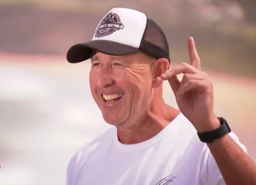 Δείτε τη στιγμή που Αυστραλός σέρφερ δέχεται επίθεση από φάλαινα