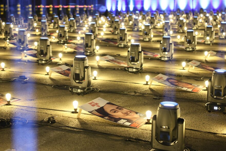 Πόλεμος στο Ισραήλ: 224 στήλες φωτός στην Ιερουσαλήμ, μία για κάθε όμηρο της Χαμάς