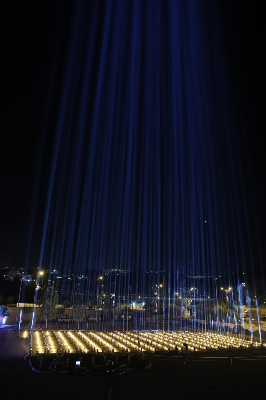 Πόλεμος στο Ισραήλ: 224 στήλες φωτός στην Ιερουσαλήμ, μία για κάθε όμηρο της Χαμάς