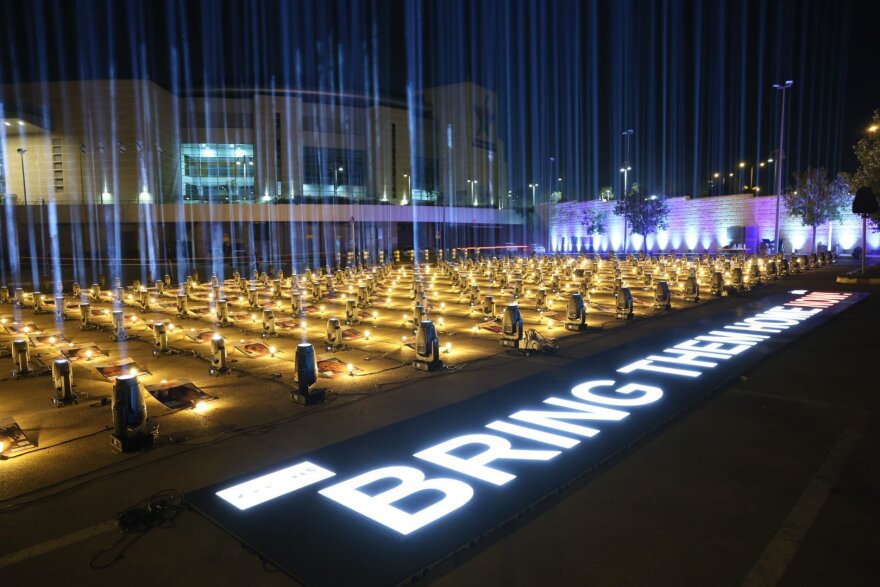 Πόλεμος στο Ισραήλ: 224 στήλες φωτός στην Ιερουσαλήμ, μία για κάθε όμηρο της Χαμάς