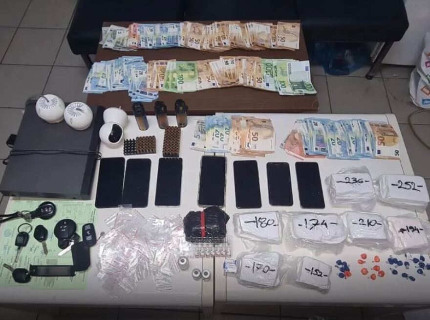 Καλαμάτα: Εξαρθρώθηκε συμμορία που διακινούσε ναρκωτικά, τα έκρυβαν σε «καβάτζες» στο δάσος - Δείτε βίντεο