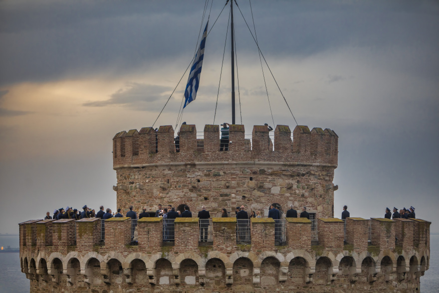Θεσσαλονίκη: Με την έπαρση της σημαίας στον Λευκό Πύργο, παρουσία Σακελλαροπούλου, άρχισαν οι τριήμερες εκδηλώσεις