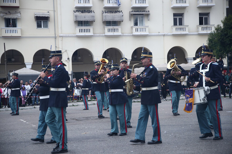 Θεσσαλονίκη: «Μάγεψαν» οι μπάντες των Ενόπλων Δυνάμεων και οι σπουδαστές της ΣΣΑΣ (βίντεο και φωτογραφίες)